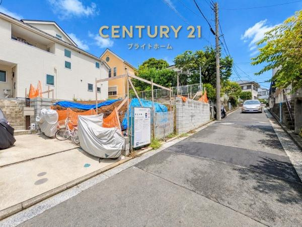 横浜市港北区新吉田東１丁目の新築一戸建の前面道路含む現地写真|車通りが少ない為、小さなお子様にも安心です。
是非一度、現地へ起こしください。