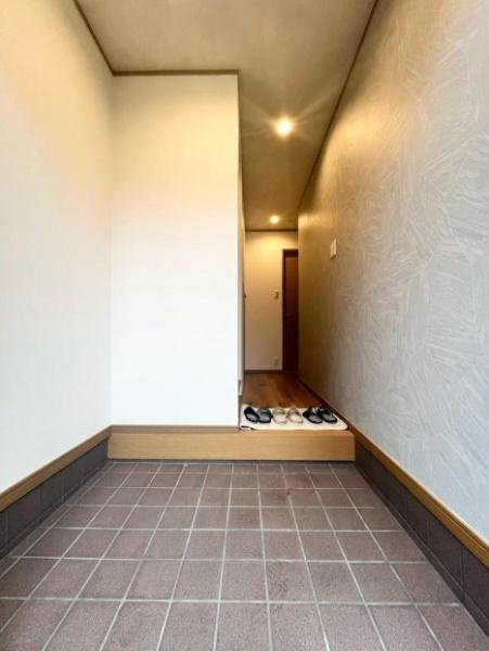 寝屋川市 松屋町　中古 一戸建ての玄関