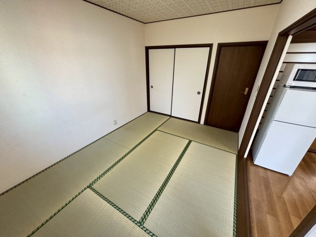ワイエイハイツの和室