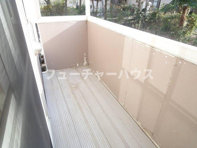 メゾンプルミエールⅢのバルコニー|外からの目が気にならないバルコニーで洗濯物が干せます