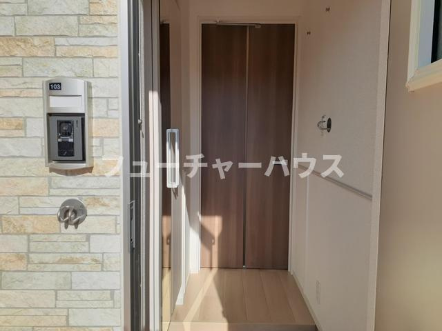 グランソレイユＪの玄関|明るい玄関です