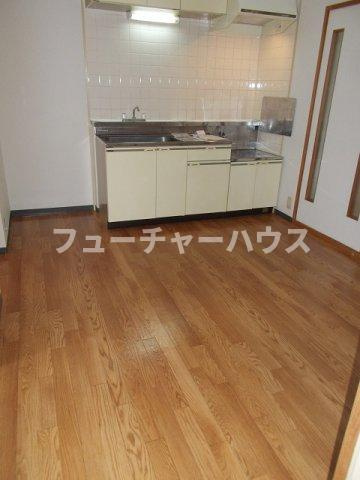 ロマニー平和坂ハイツの居間・リビング|ゆったりとした居間です