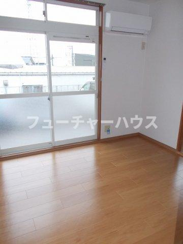 ロマニー平和坂ハイツの内装|明るい室内です