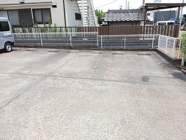 ルミエールの駐車場