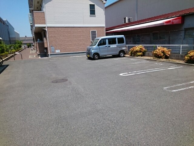 メゾンソレイユの駐車場