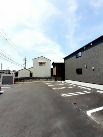 サン　ファーストの駐車場