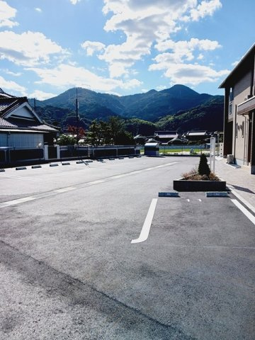 メゾン・モンタンの駐車場
