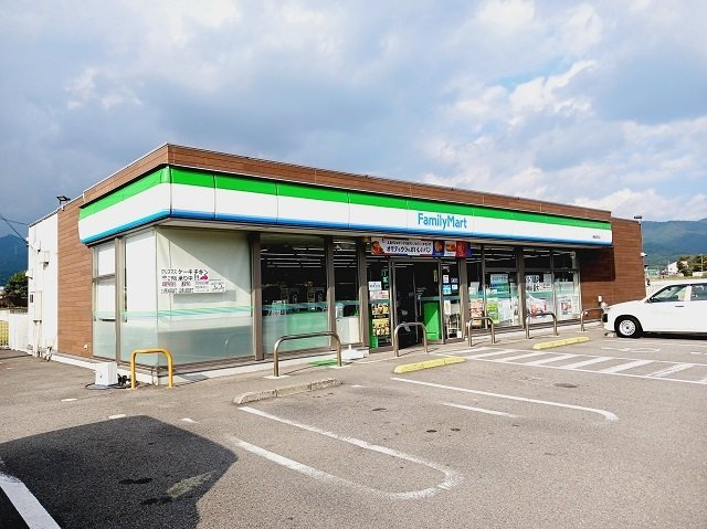 メゾン・モンタンの周辺|ファミリーマート東温南方店様まで600m