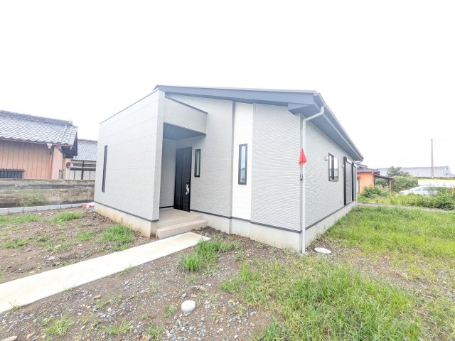 つくば市栗原　1期　新築戸建ての外観|お洒落な玄関ドアと洗練された外壁デザイン。家の顔にふさわしい上質な佇まいで、ご家族やお客様を迎えます。