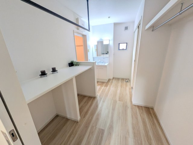 つくば市栗原　1期　新築戸建てのランドリースペース|天候や時間を気にせず洗濯物が干せる室内物干しバーを完備。ワイドな作業カウンター付きで、「洗う・干す・畳む・アイロン掛け」が一箇所でスムーズに完結する家事ラク動線です。