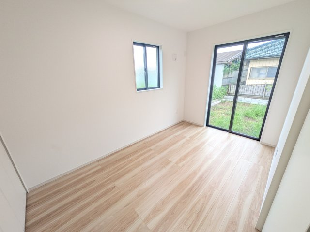 つくば市栗原　1期　新築戸建ての洋室|たっぷり収納と明るい窓で、片付けも気持ち良くできる洋室。
お子様の「自分の部屋が欲しい」という夢を叶えます。