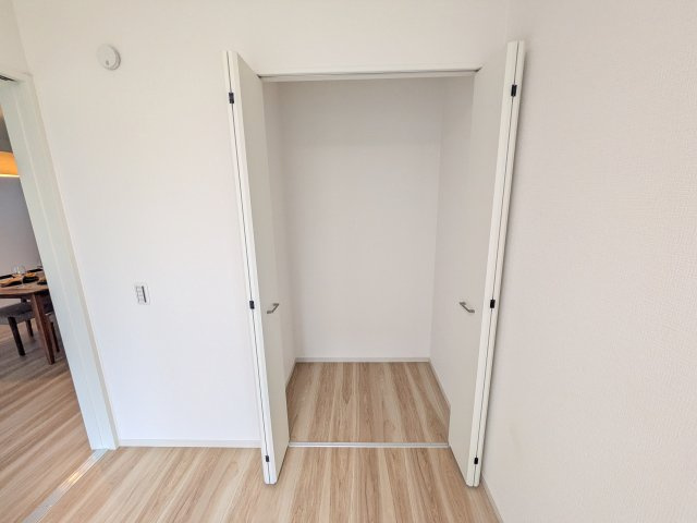 つくば市栗原　1期　新築戸建ての収納|各所にしっかり設けた機能的なクローゼット。折れ戸タイプで開口部が広く、荷物の出し入れもスムーズです。お部屋をすっきり広々と保つための収納力がしっかり備わっています。