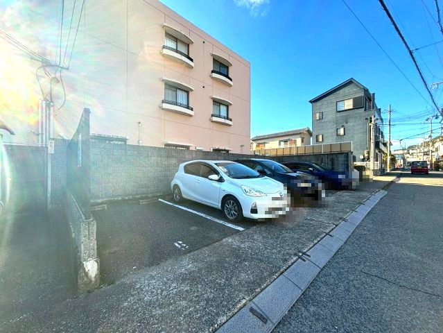 ホワイトロートスの駐車場