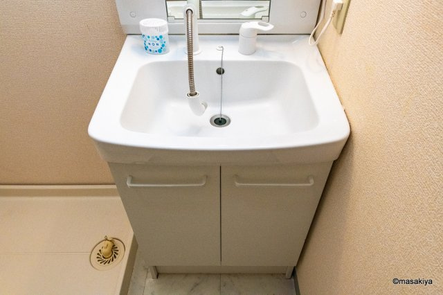 中御所グランバレーＡの洗面所|洗面・脱衣　シャンプードレッサー付き。
室内の写真は同じ建物内の別のお部屋の物です。