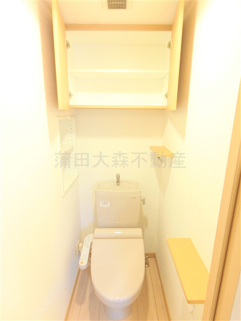 ルーブル東蒲田六番館のトイレ|棚収納と温水洗浄便座付きのトイレ