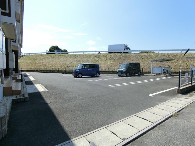 リバーフィールド　わらびの駐車場
