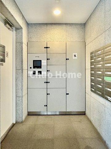 両国石原パークホームズの設備|【宅配ボックス】在宅時・不在時に関わらず、居住者の代わりに非対面で宅配物を受け取ってくれる便利な設備です。わかりやすくご説明致しますので見学時にはお部屋だけではなく共用部分もぜひチェックしてください。