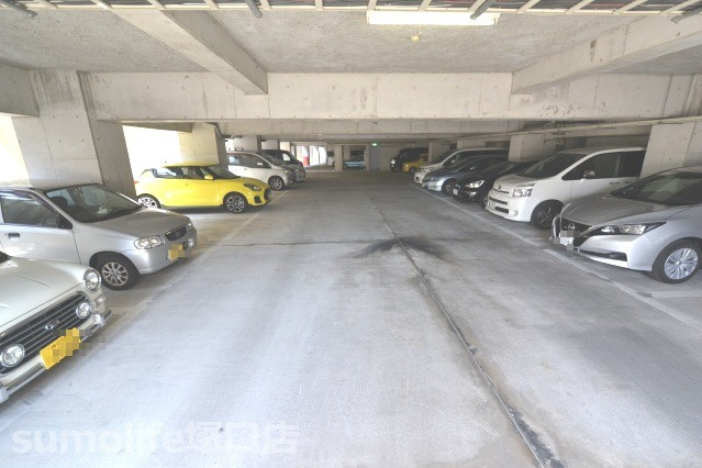 フォレスト伊丹の駐車場