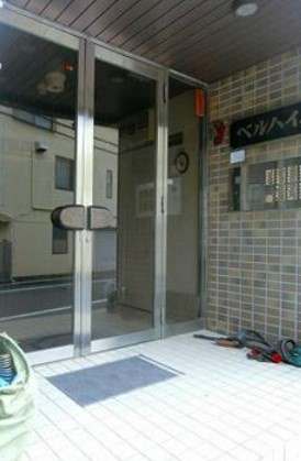 横浜市保土ケ谷区西谷３丁目の賃貸マンションのエントランス