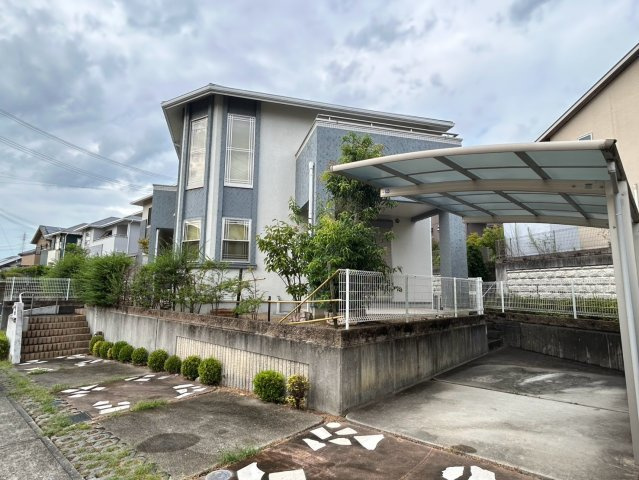 三木市さつき台1丁目　中古戸建の駐車場