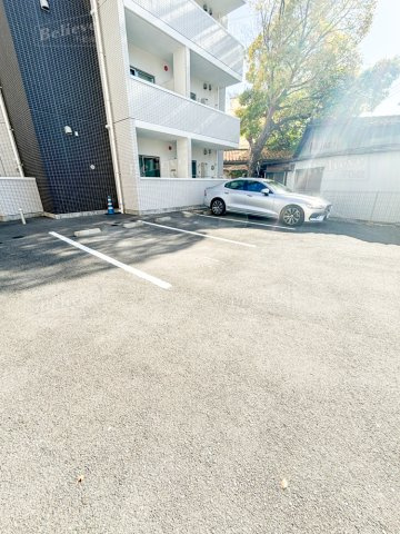 ロジュマンエストの駐車場