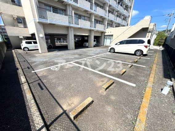 メゾンセレナイトの駐車場