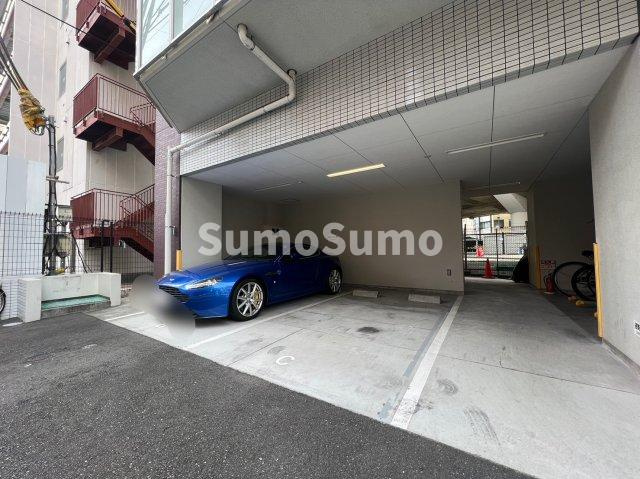クレビオス難波EASTの駐車場