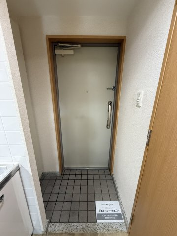 ドミールうつぼ公園の玄関