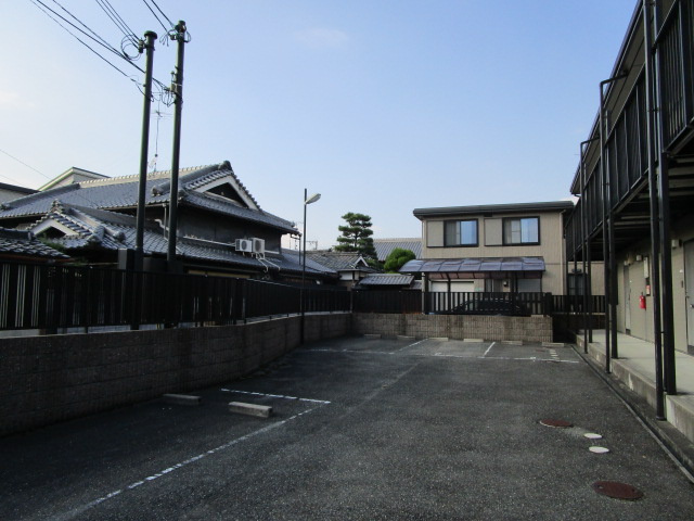 アイブライトの駐車場