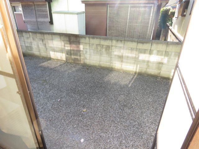 ロイヤルコーポ　B棟の庭