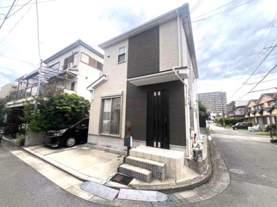 【外観】 | 100万円値下げしました。茨木市西福井二丁目　中古戸建 | ■令和元年建築の築浅物件■駐車2台可能！(普通乗用者と軽自動車）■北東角地にて陽当たり・通風良好です■18帖の広々としたLDKは開放感があり家族団らんに最適♪■南向きバルコニー ■全居室に収納あり
