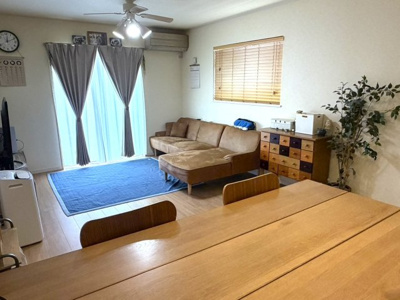【居間・リビング】 | 100万円値下げしました。茨木市西福井二丁目　中古戸建 | ■18帖あるためテーブルやソファーをおいても広々できます
※生成AIの加工を施しております。実際の室内状況と異なる場合がございます。