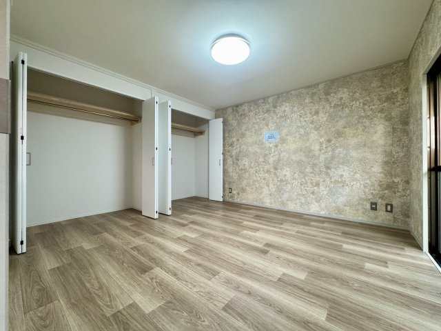 ロイヤルシャトー高林の洋室|広々とした洋室になります。大きなクローゼットもあり、主寝室としてお使いいただけます♪
