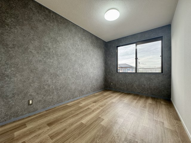 ロイヤルシャトー高林の洋室|こちらも洋室になります。お掃除しやすいフローリングでシックな色合いの壁☆どんなインテリアも合いますよ！
