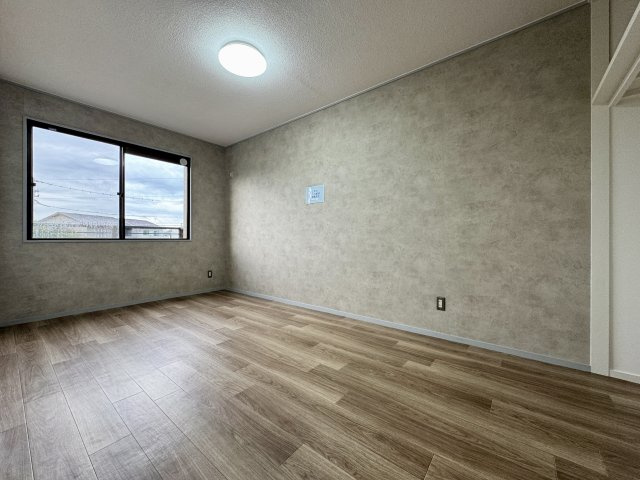 ロイヤルシャトー高林の洋室|こちらの洋室もオシャレな部屋で、どんなインテリアにしようかワクワクしますね♫収納もありますよ。