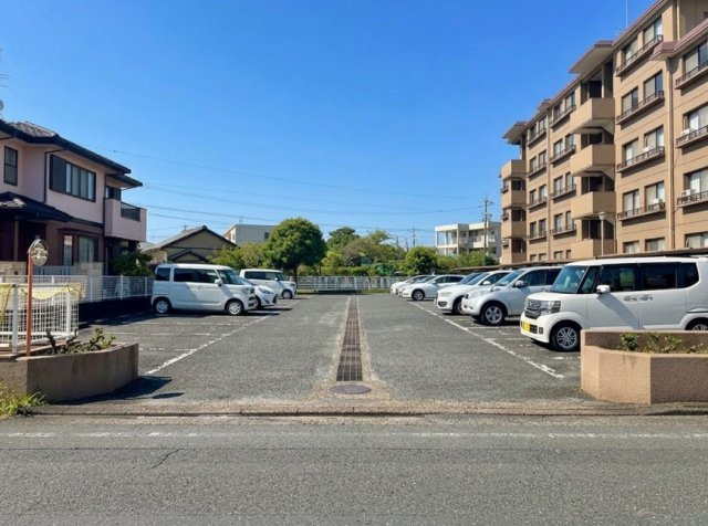 ロイヤルシャトー高林の駐車場|駐車場になります。広さは十分にございますので、お車の入出庫もラクラクです。
