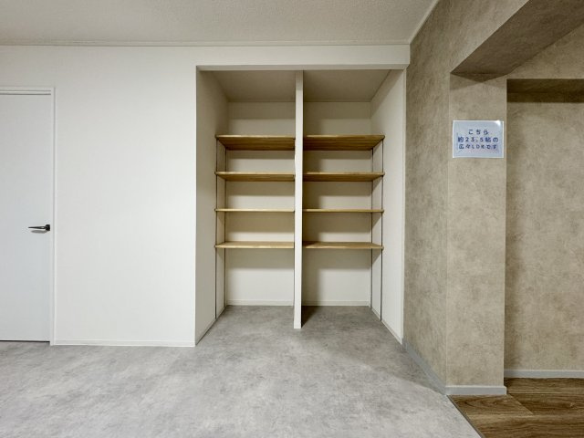 ロイヤルシャトー高林の収納|リビング入口にある収納になります。通勤鞄やお掃除道具などを収納できますよ。