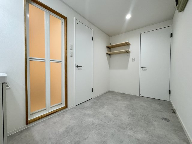 ロイヤルシャトー高林の脱衣所|脱衣所はとても広く、ちょっとした棚もついていて便利です。