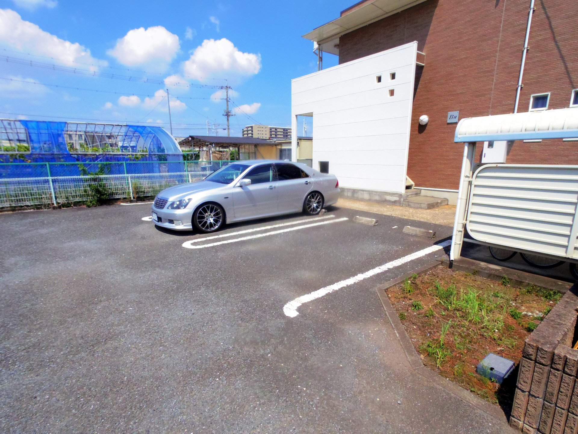 グランドライフ A棟の駐車場