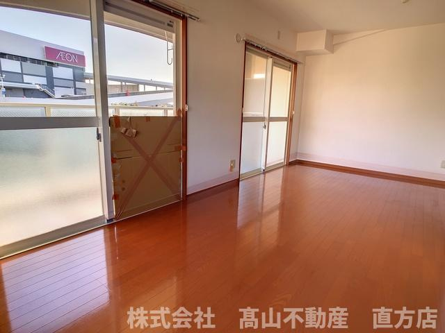 直方市湯野原２丁目の賃貸マンションの居間・リビング
