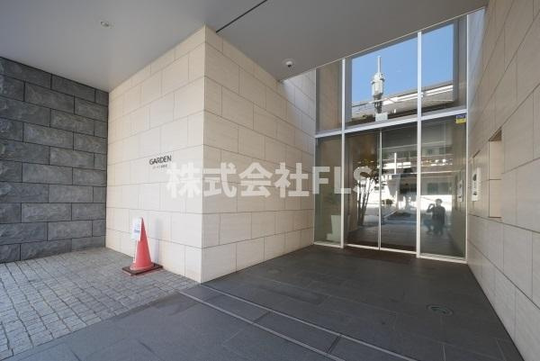 新宿区新宿７丁目の賃貸マンションのエントランス