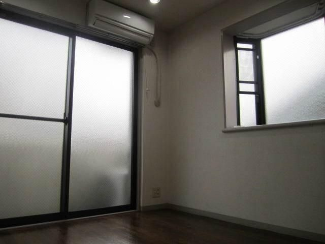 横浜市神奈川区青木町の賃貸マンションの居間・リビング