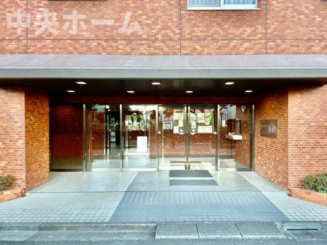 シャンボール南砂のエントランス|【エントランス】マンションのエントランスは、その物件の印象を決める、顔とも言える場所です。毎日通る場所ですからきれいなのが一番です。エントランス内はオートロックですので暮らしの安全も確保されています。