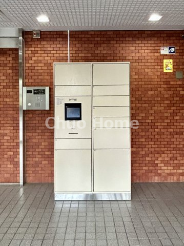 シャンボール南砂の設備|【宅配ボックス】在宅時・不在時に関わらず、居住者の代わりに非対面で宅配物を受け取ってくれる便利な設備です。わかりやすくご説明致しますので見学時にはお部屋だけではなく共用部分もぜひチェックしてください。