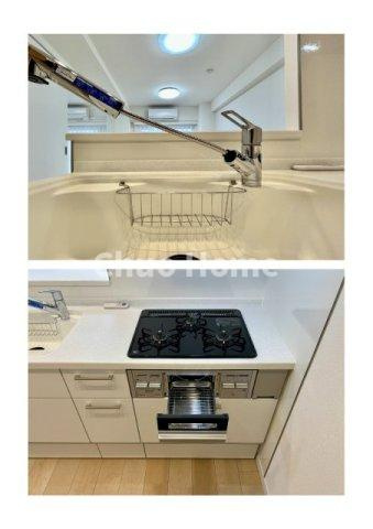 シャンボール南砂のキッチン|【キッチン水栓】キッチン水栓はシャワーヘッドが伸びますのでシンクの隅々まで届きます。【三ツ口コンロ】奥様に好評な三ツ口コンロと魚焼きグリルです。