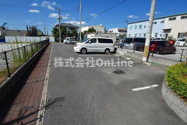 八尾市水越１丁目のアパートの駐車場
