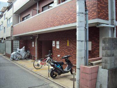 京都市下京区西新屋敷太夫町の賃貸マンションの外観|物件裏の駐輪場