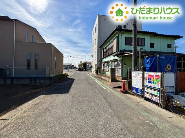 深谷市桜ケ丘　新築一戸建て　ブルーミングガーデン　01の前面道路含む現地写真