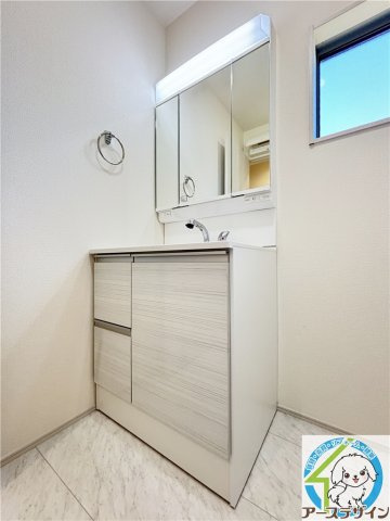 大久保町松陰戸建の独立洗面台