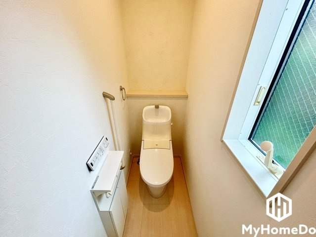 春日井市南花長町のトイレ|節水性と機能性を備えた手洗い付き温水洗浄便座を標準装備。
